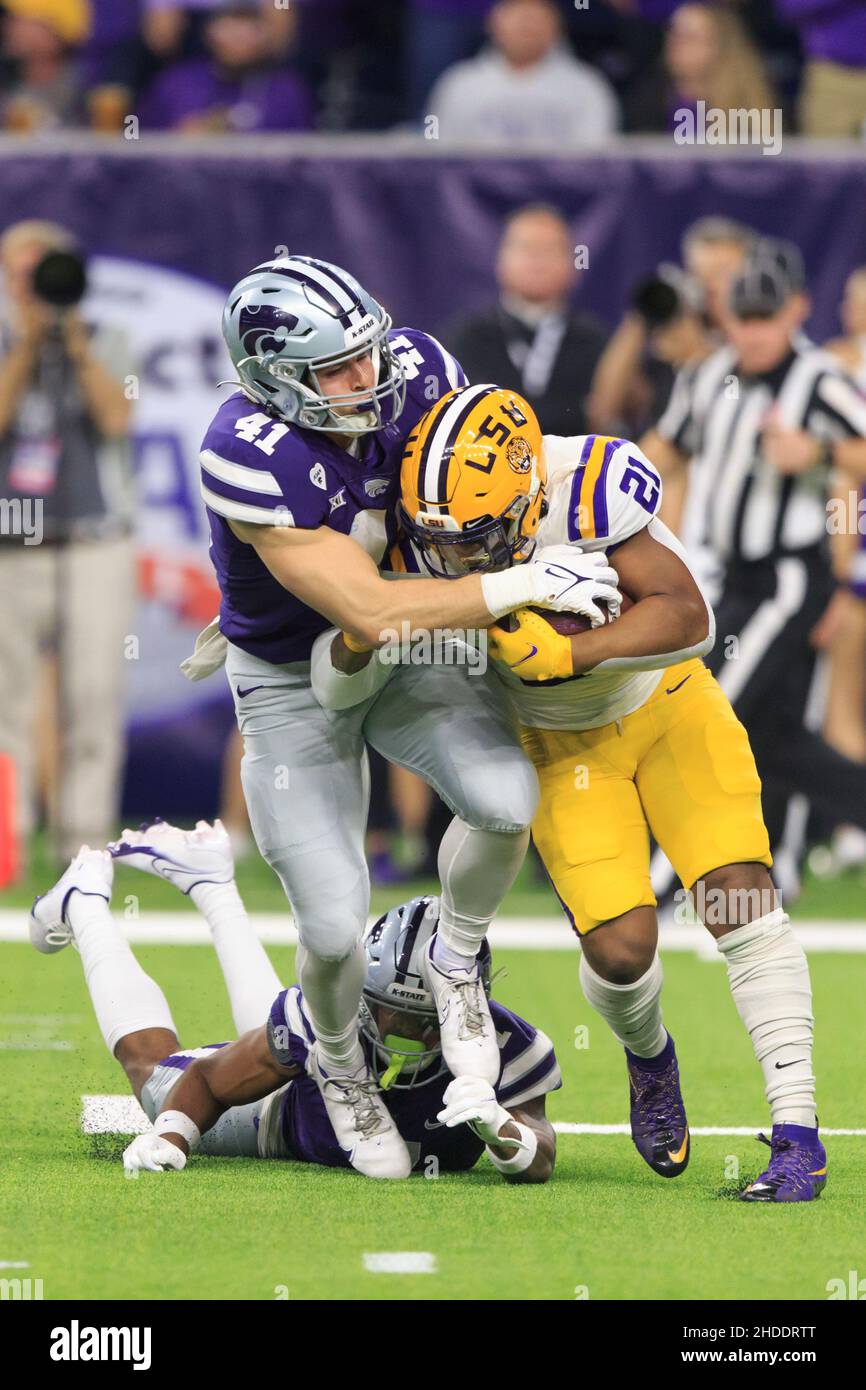 Kansas state Wildcats linebacker Austin Moore (41) impedisce a LSU Tigers che running back Corey Kiner (21) di guadagnare iarde extra dopo il contatto durante il Foto Stock