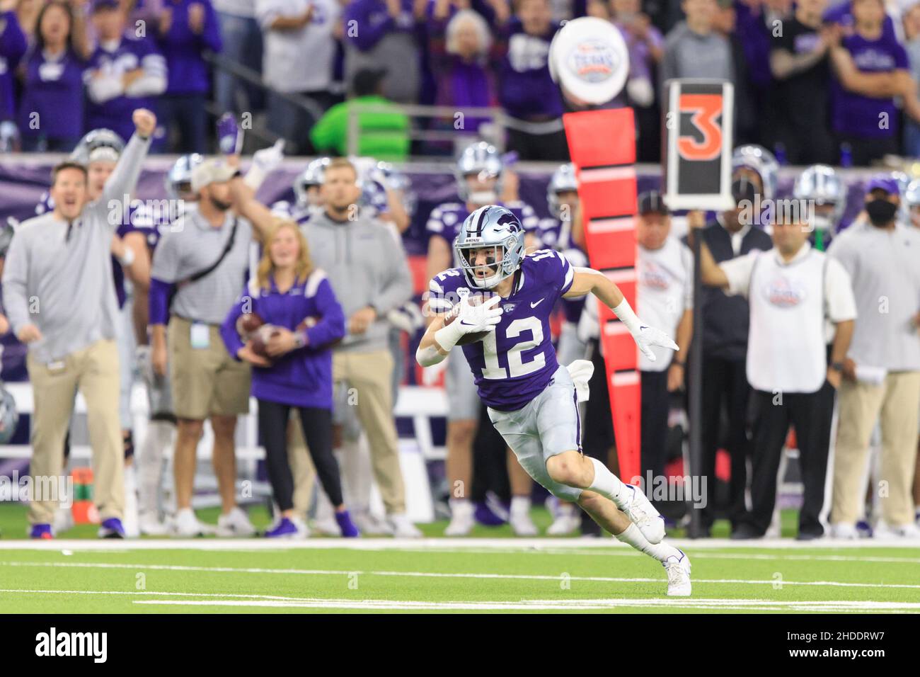 Kansas state Wildcats Wide Receiver Landry Weber (12) corre in campo aperto dopo una cattura contro la difesa della LSU durante il TaxAct Texas Bowl, Tuesd Foto Stock