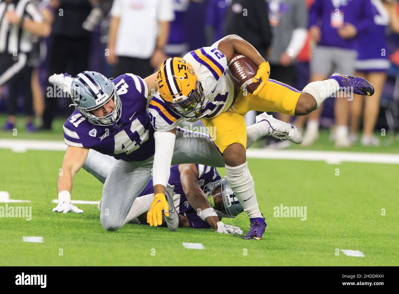 Kansas state Wildcats linebacker Austin Moore (41) impedisce a LSU Tigers che running back Corey Kiner (21) di guadagnare iarde extra dopo il contatto durante il Foto Stock