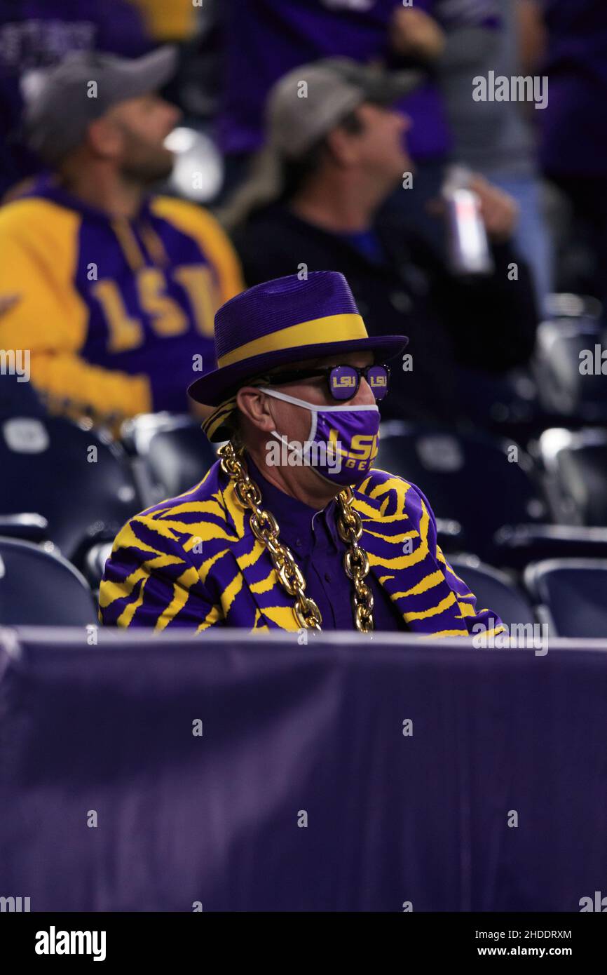 I fan di una LSU Tigers intraprendono l'azione contro i Kansas state Wildcats durante il TaxAct Texas Bowl, martedì 4 gennaio 2022, a Houston, Texas. Kansas Foto Stock
