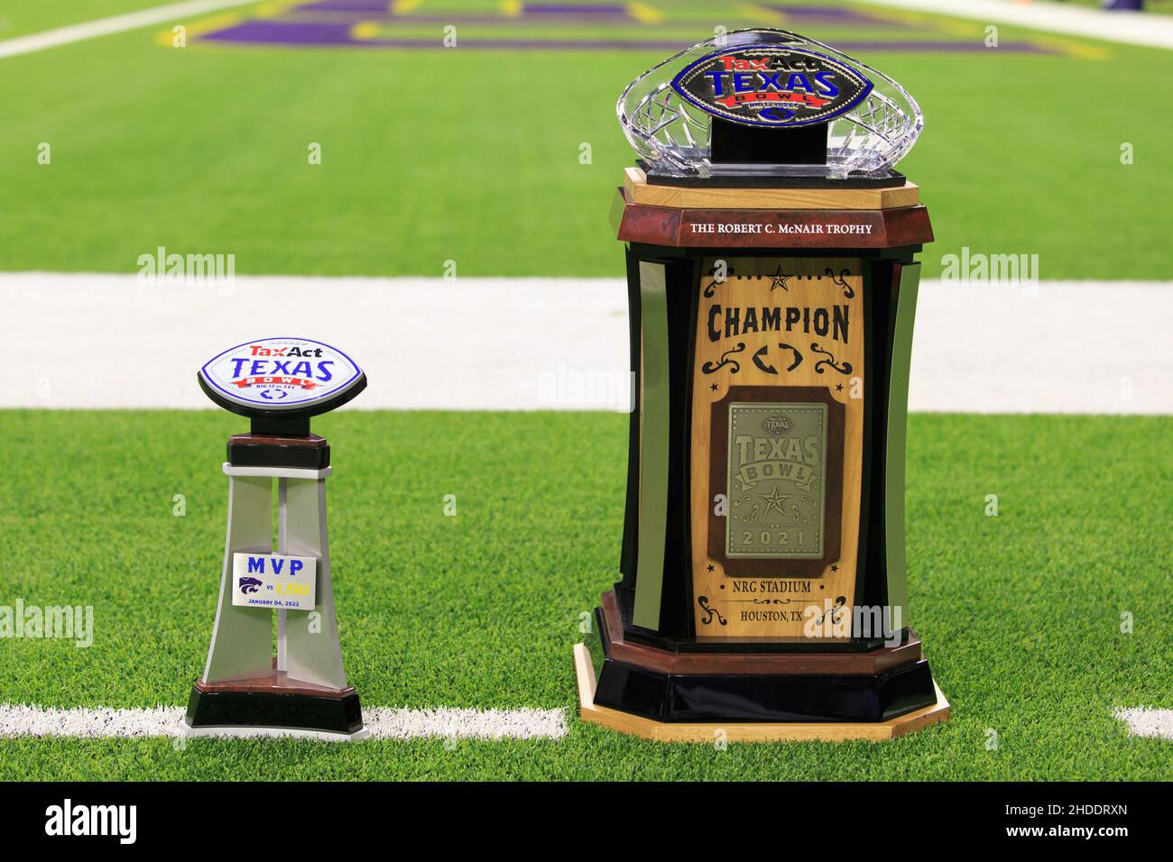 L'MVP e il trofeo del Campionato durante il TxAct Texas Bowl, mercoledì 5 gennaio 2022, a Houston, Texas. I Kansas state Wildcats hanno sconfitto le Tigers 42 della LSU Foto Stock