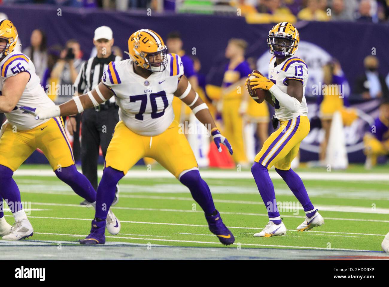 LSU Tigers quarterback Jontre Kirklin (13) sembra passare dietro il blocco di LSU Tigers guardia ed Ingram (70) durante il Texas Bowl TaxAct, Martedì, Foto Stock