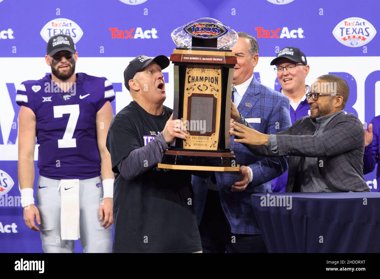 Kansas state Wildcats testa allenatore Chris Klieman sollevare il trofeo di campionato dopo aver sconfitto la LSU Tigers 42 - 20 durante il Tiscal Texas Bowl TaxAct, Wedn Foto Stock