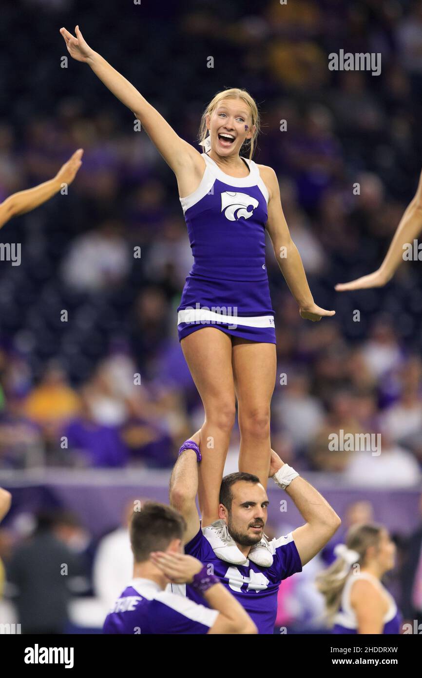 Un cheerleader del Kansas state Wildcats durante il Texas Bowl di TaxAct, martedì 4 gennaio 2022, a Houston, Texas. I Kansas state Wildcats sconfissero le Tigri della LSU Foto Stock