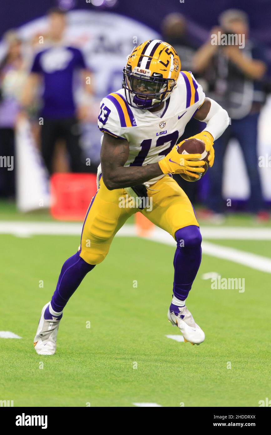 LSU Tigers quarterback Jontre Kirklin (13) rotola a sinistra per passare contro la difesa dei Wildcats dello Stato del Kansas durante il Texas Bowl di TaxAct, martedì, gennaio 4, Foto Stock