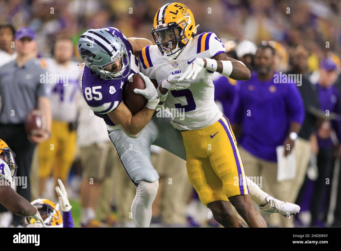 Kansas state Wildcats Wide Receiver Kade Warner (85) prende un grande successo da LSU Tigers sicurezza Jay Ward (5) durante il Texas Bowl TaxAct, Martedì, Gennaio 4 Foto Stock