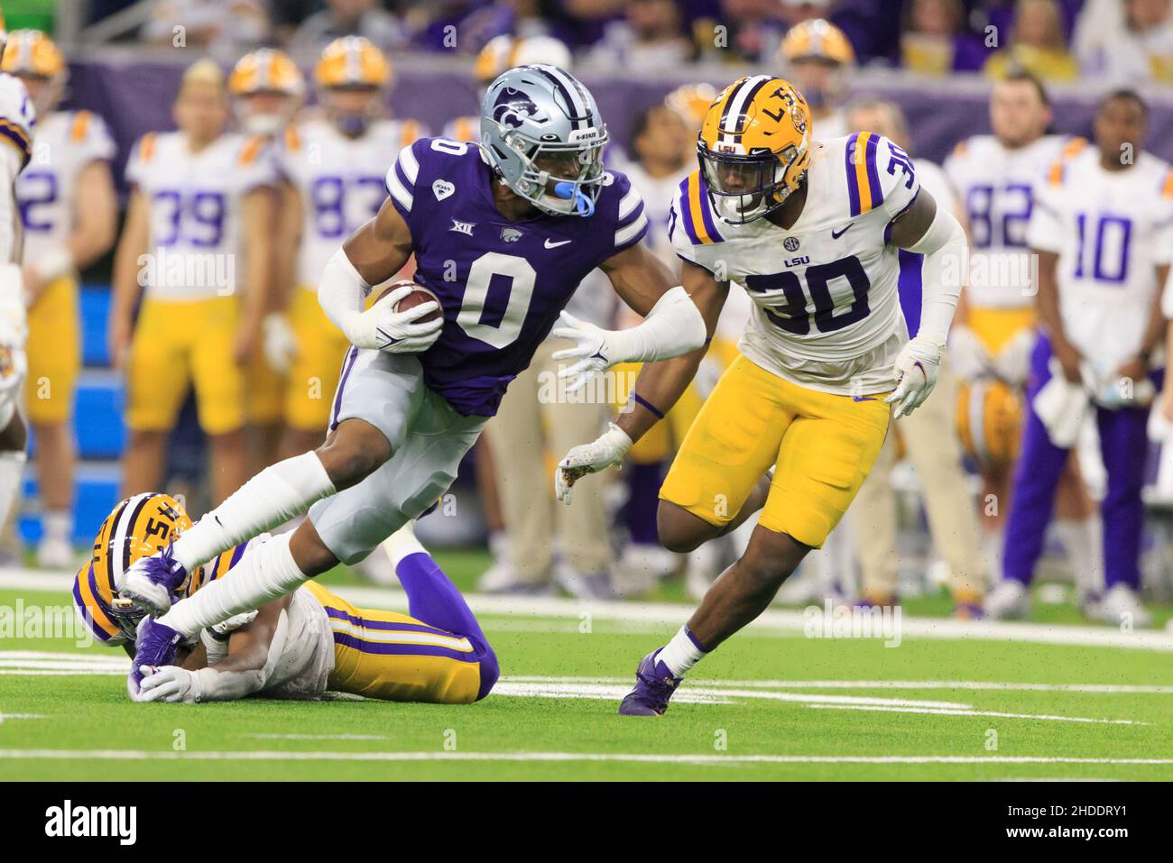 Kansas state Wildcats Tight End Daniel Imatorbhebhe (0) si trasforma in campo dopo la cattura contro la LSU Tigers difesa durante il TaxAct Texas Bowl, Tu Foto Stock