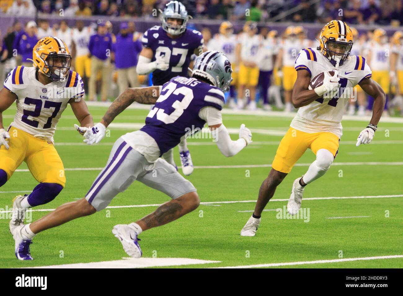 LSU Tigers ampio ricevitore Chris Hilton Jr. (17) corre dopo la cattura come Kansas state Wildcats difesa indietro Julius Brents (23) si muove per difendere durante Foto Stock