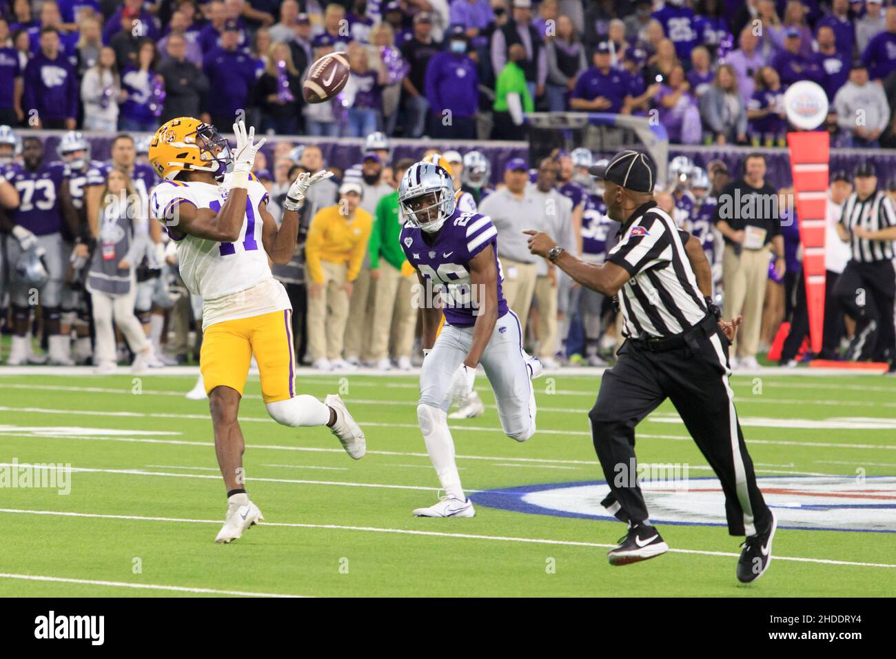 LSU Tigers ampio ricevitore Chris Hilton Jr. (17) fa un fermo e correre alla zona terminale davanti a Kansas state Wildcats difensivo indietro Vaughn Malone (28) i Foto Stock