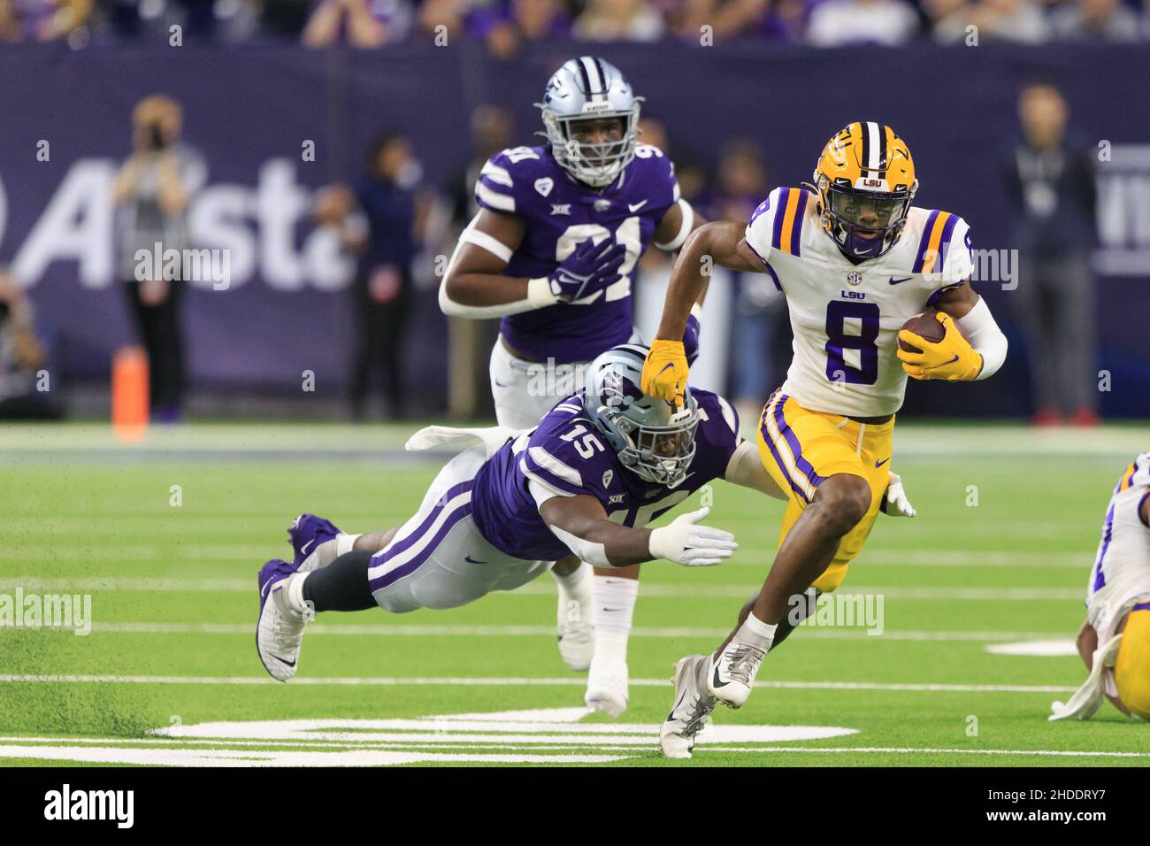 LSU Tigers ampio ricevitore Malik Nabers (8) corre dopo la cattura come Kansas state Wildcats difensive Tackle Robert Hentz II (15) fa un'immersione affrontare a. Foto Stock