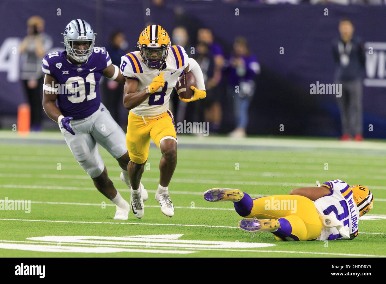 LSU Tigers ampio ricevitore Malik Nabers (8) corre con la palla mentre perseguito da Kansas state Wildcats finale difensivo Felix Anudyke-Uzomah (91) durante il Foto Stock