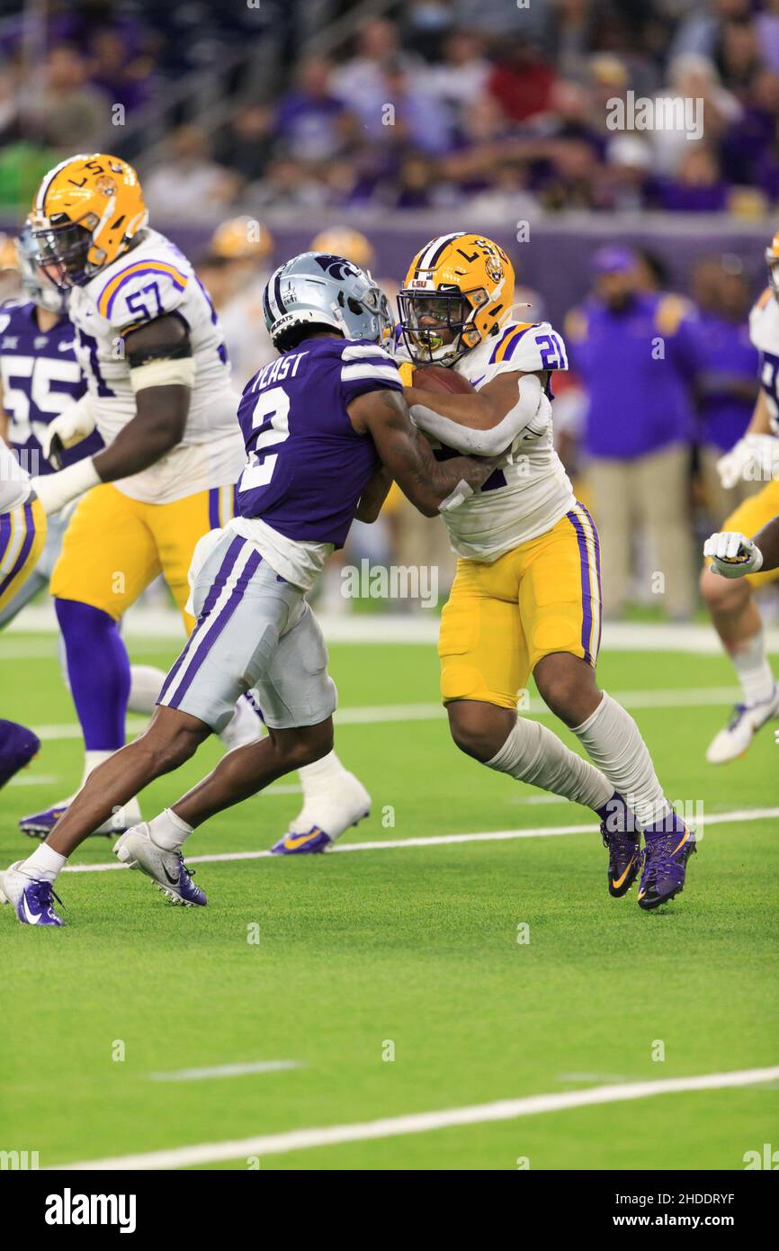 Kansas state Wildcats difensive back Russ Yeast (2) e LSU Tigers running back Corey Kiner (21) si scontrano durante il TaxAct Texas Bowl, Martedì, Gennaio 4 Foto Stock