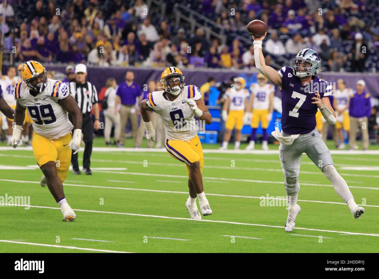 Kansas state Wildcats quarterback Skylar Thompson (7) fa il passo come LSU Tigers difensivo affrontare Jaquelin Roy (99) e la fine difensiva BJ Ojulari (8) Foto Stock