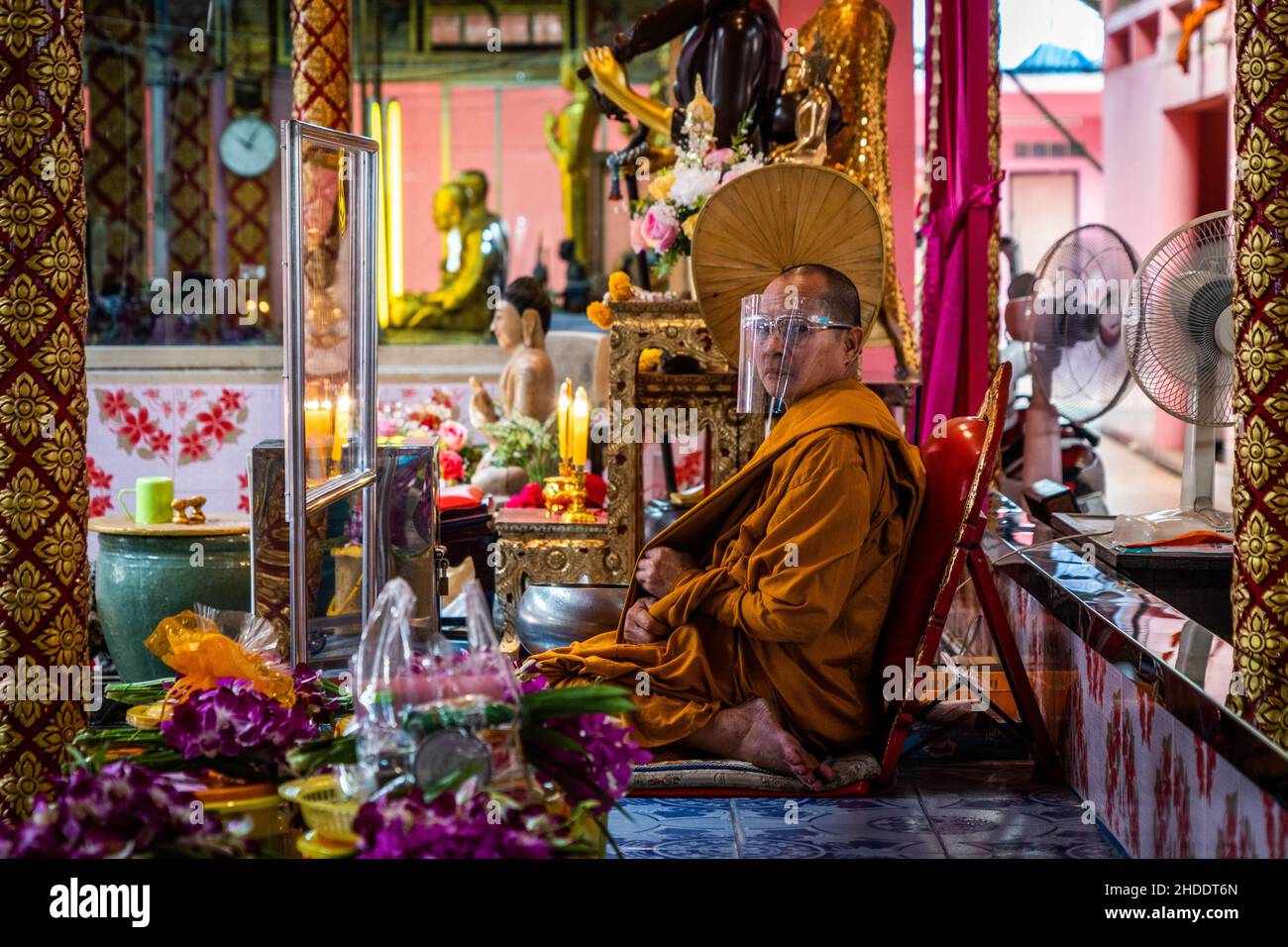 Bangkok, Tailandia. 31st Dic 2021. Il monaco thailandese supervisiona i devoti mentre pregano prima di subire il rituale di resurrezione al tempio. I devoti sono risuscitati in un rituale annuale di Capodanno a Wat Takien vicino a Nonthaburi. Questo rito inizia con una preghiera seguita dai partecipanti che cantano con santi fili avvolti intorno alla testa prima di stendersi in una bara per “morire” e essere purificati. (Foto di Matt Hunt/SOPA Images/Sipa USA) Credit: Sipa USA/Alamy Live News Foto Stock