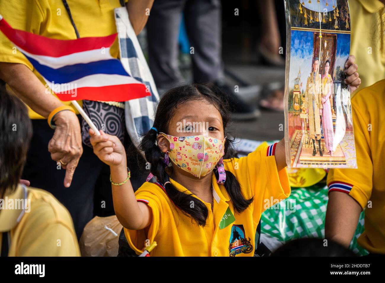 Bangkok, Tailandia. 28th Dic 2021. Il bambino thailandese ha visto sventolare una bandiera e tenere un ritratto reale in un raduno prima che re Maha Vajiralongkorn e la regina Suthida di Thailandia arrivino ad una cerimonia. I sostenitori e le guardie reali si riuniscono per prepararsi all'arrivo della famiglia reale thailandese per commemorare l'anniversario dell'incoronazione del re Taksin Ottimo. (Foto di Matt Hunt/SOPA Images/Sipa USA) Credit: Sipa USA/Alamy Live News Foto Stock