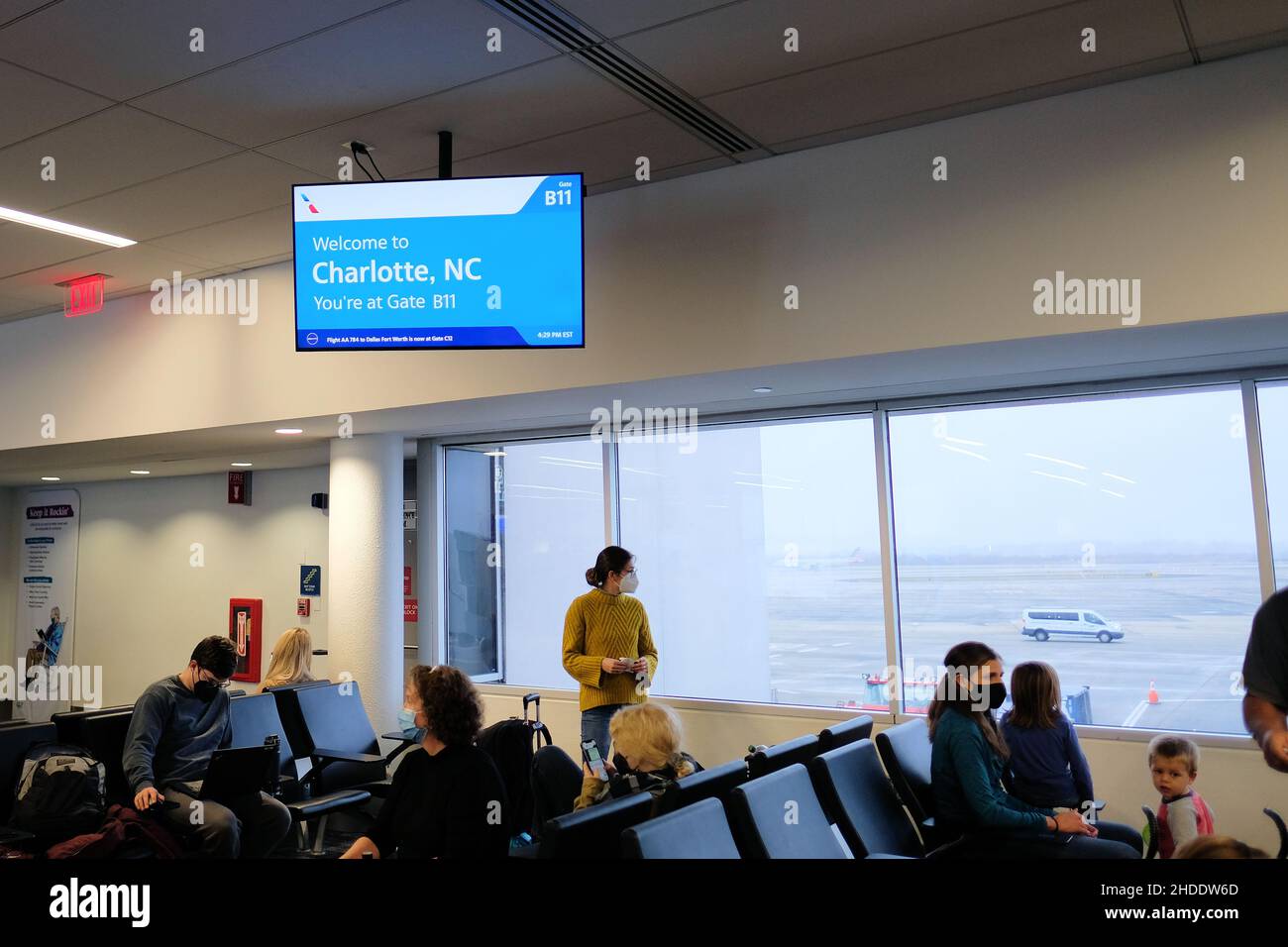 Monitor informativo al Gate B11 dell'Aeroporto Internazionale Douglass di Charlotte che accoglie i passeggeri a Charlotte, Carolina del Nord, USA. Foto Stock