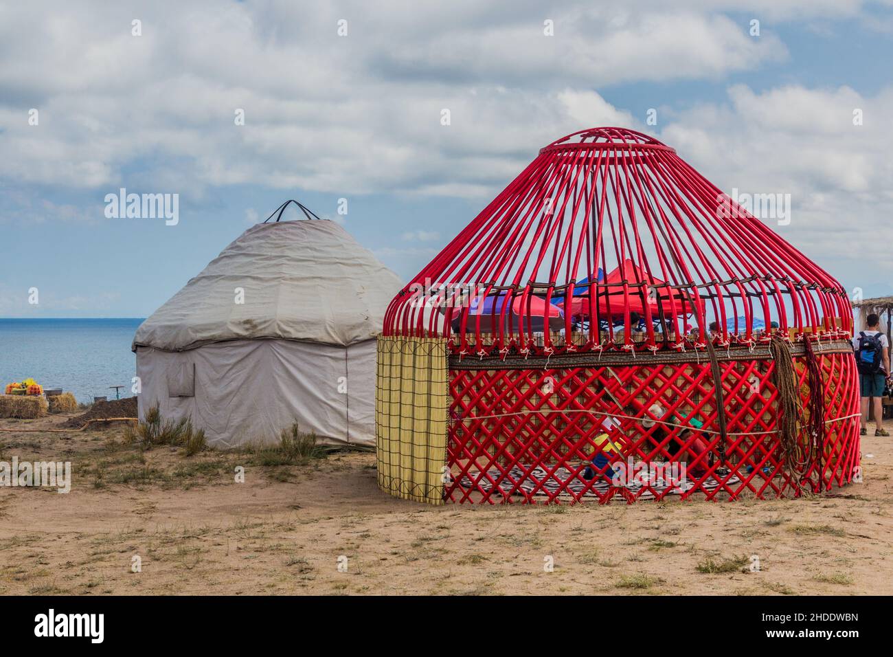 ISSYK KUL, KIRGHIZISTAN - 15 LUGLIO 2018: Yurta tradizionale in costruzione presso l'Etnosestival Teskey Jeek, sulla costa del lago di Issyk Kul in Kirghizistan Foto Stock