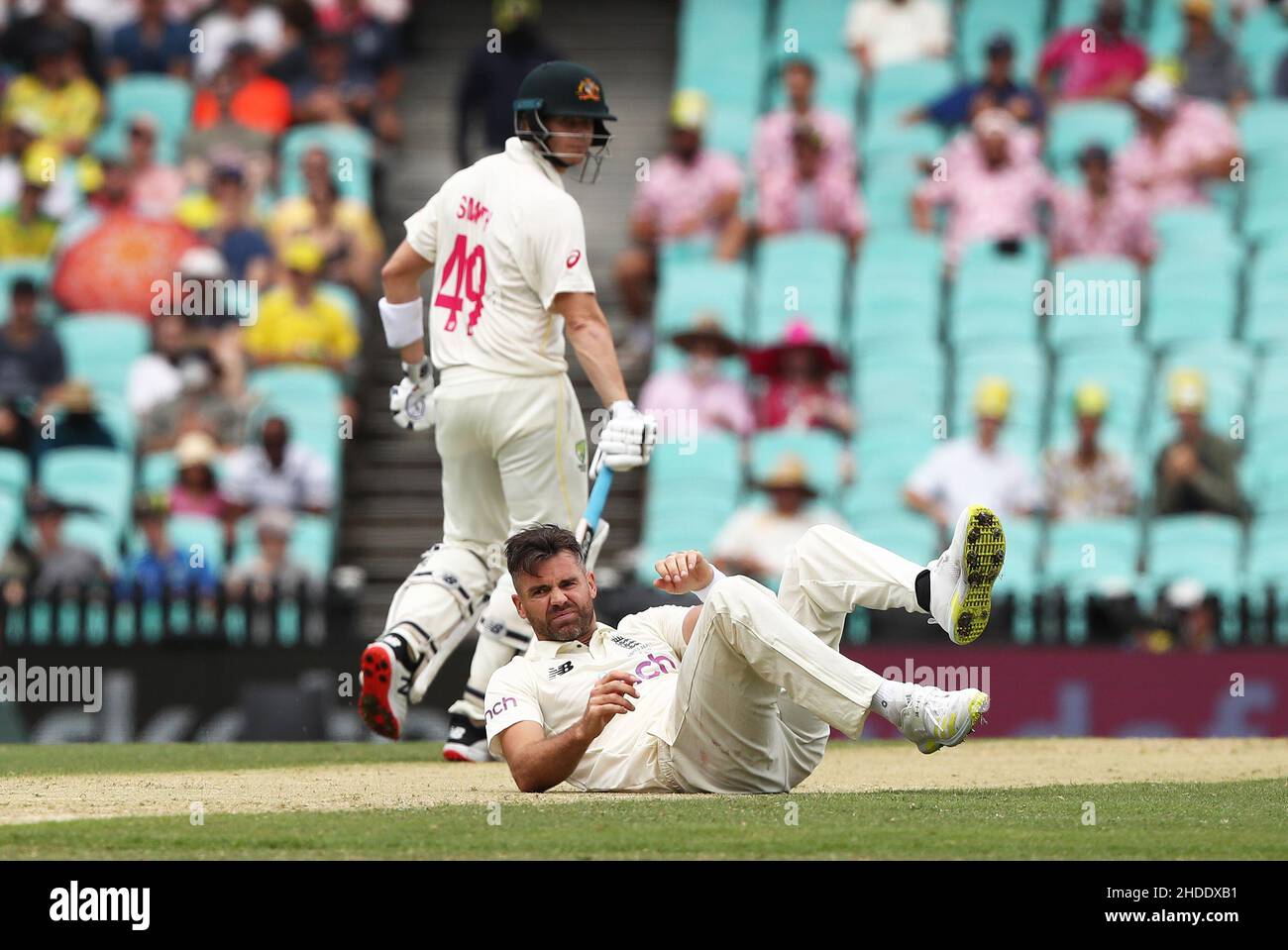 James Anderson in Inghilterra cade dopo una consegna durante il secondo giorno del quarto test Ashes al Sydney Cricket Ground, Sydney. Data foto: Giovedì 6 gennaio 2022. Foto Stock
