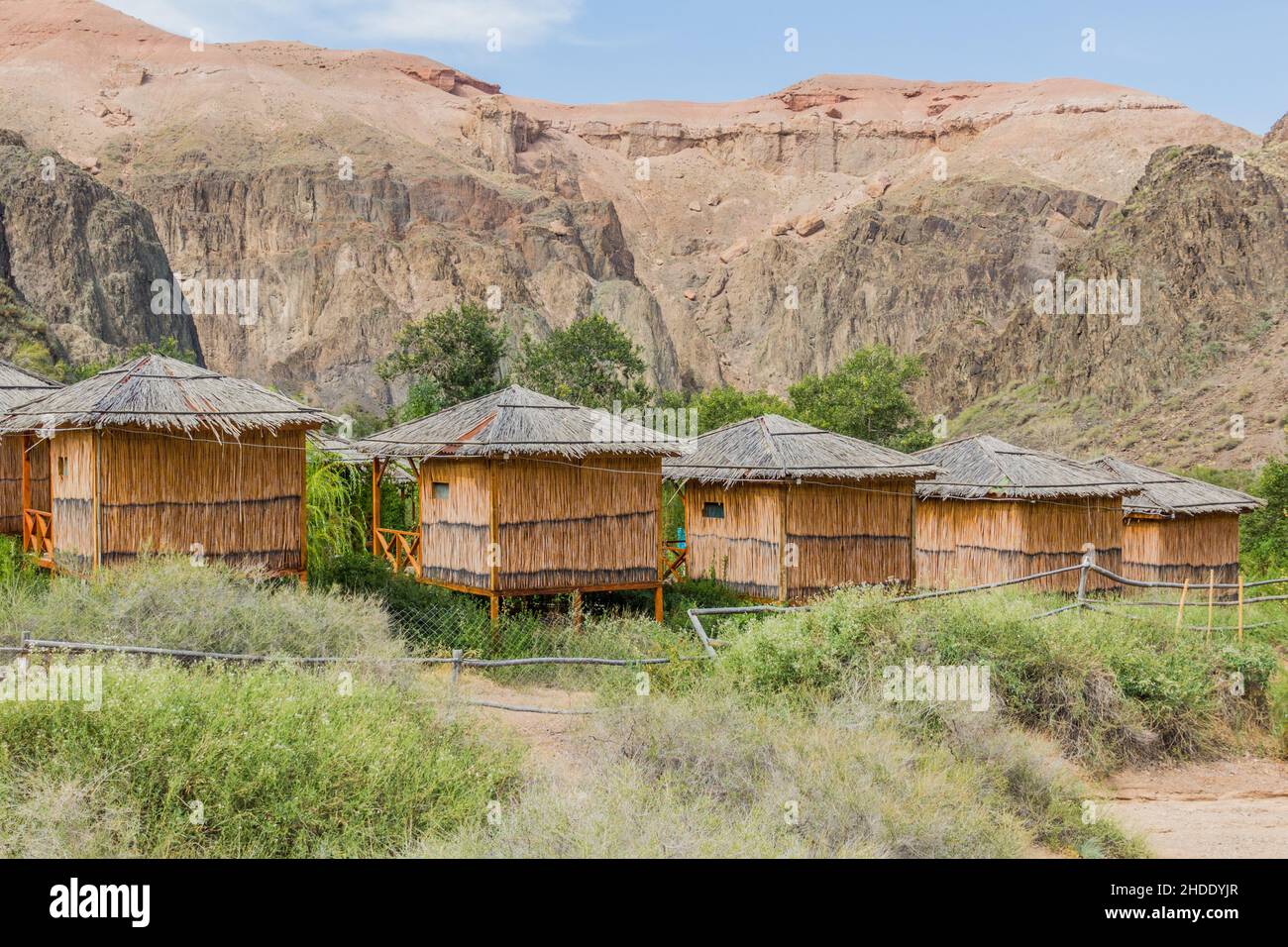 Case in legno nel canyon di Sharyn in Kazakistan Foto Stock