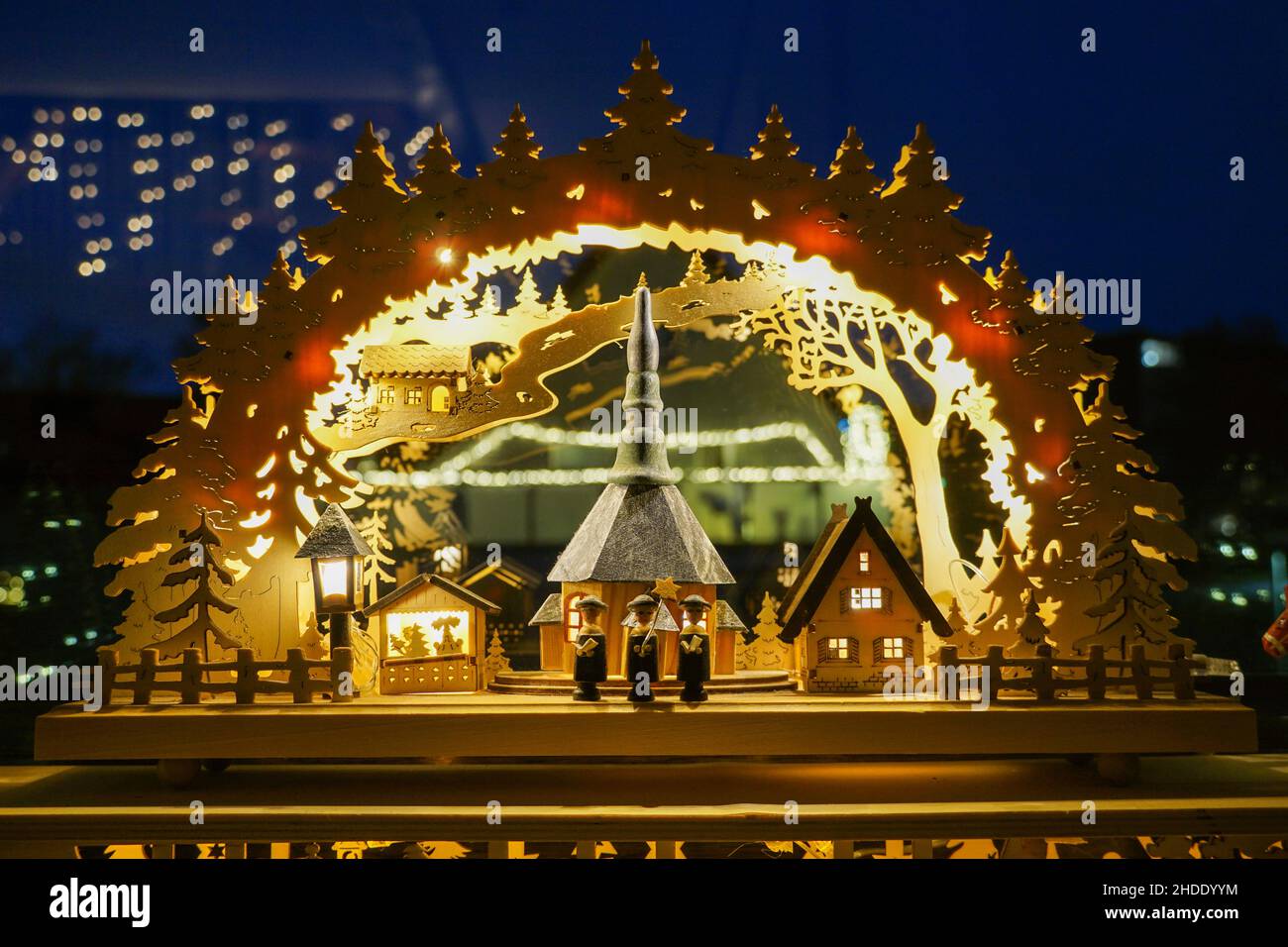 Scatto panoramico di una scena di Natale in legno compensato ad arco realizzato con legno e luci Foto Stock