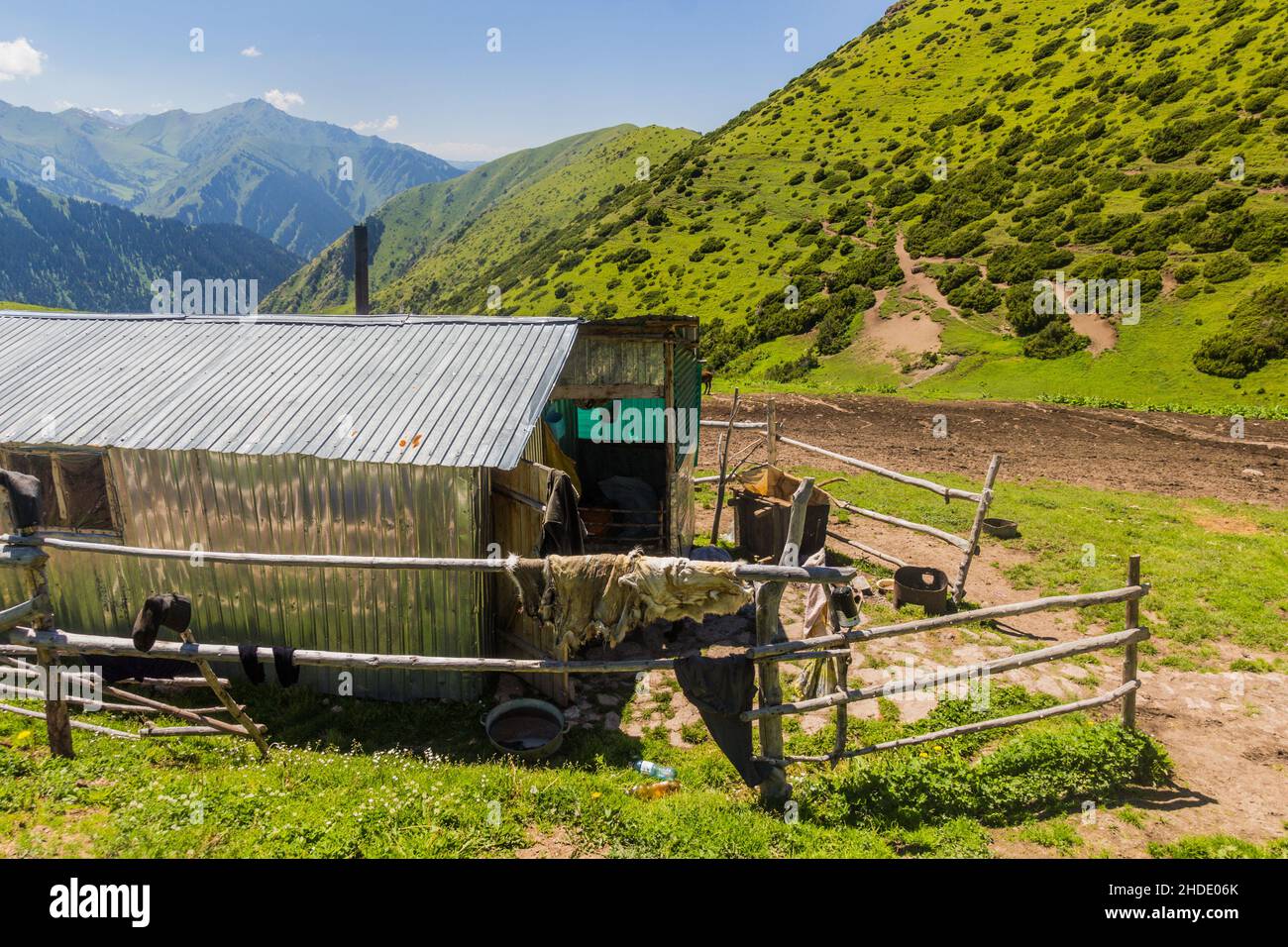 Capanna di Shepperd nella catena montuosa di Terskey Alatau in Kirghizistan Foto Stock