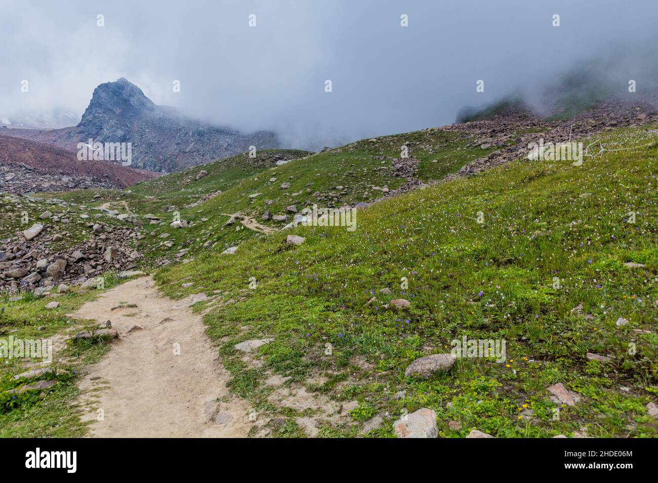 Paesaggio della catena montuosa Trans-Ili Alatau Zailiyskiy Alatau vicino Almaty, Kazakistan Foto Stock