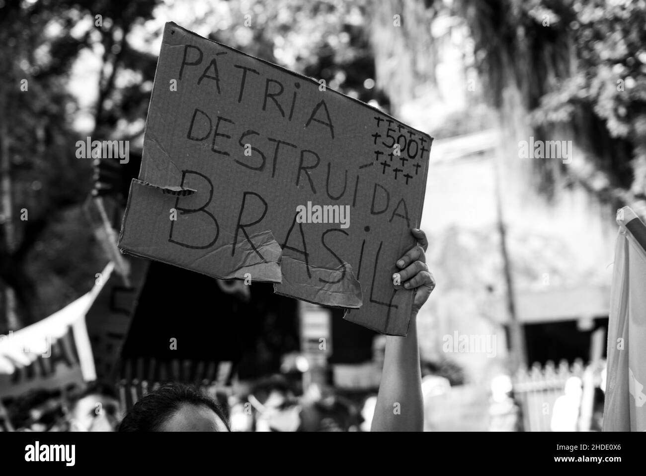 I manifestanti protestano contro il governo del presidente Jair Bolsonaro nella città di Salvador. Foto Stock