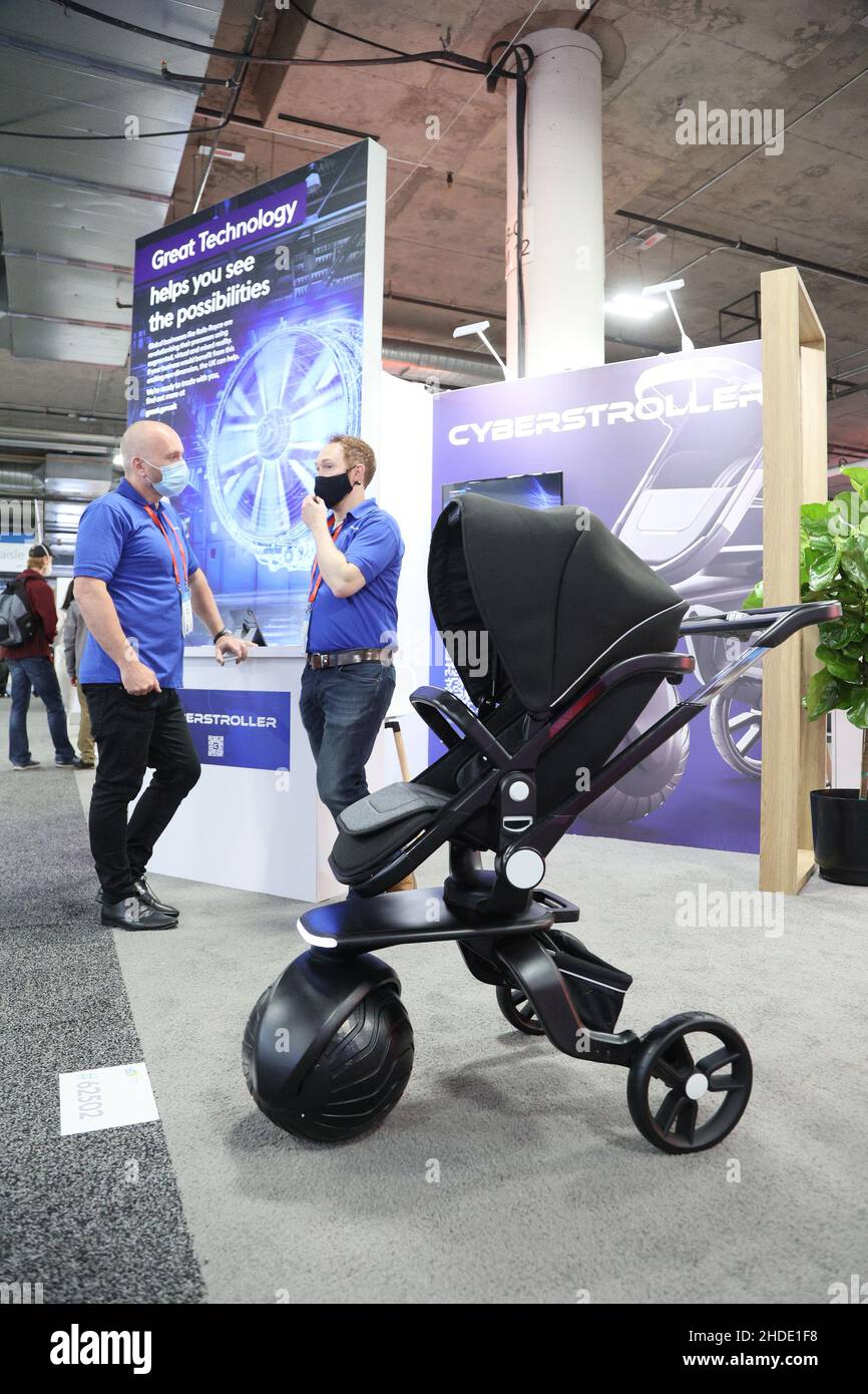 Las Vegas, Stati Uniti. 05th Jan 2022. Una vista del CYBERSTROLLER, in mostra durante il CES internazionale 2022, al Sands Convention Center di Las Vegas, Nevada mercoledì 5 gennaio 2022. Hi-tech, all-Terrain e unapeetically moderno, il Cyberstroller si sposta facilmente dalle strade della città a off-Road. Foto di James Atoa/UPI Credit: UPI/Alamy Live News Foto Stock