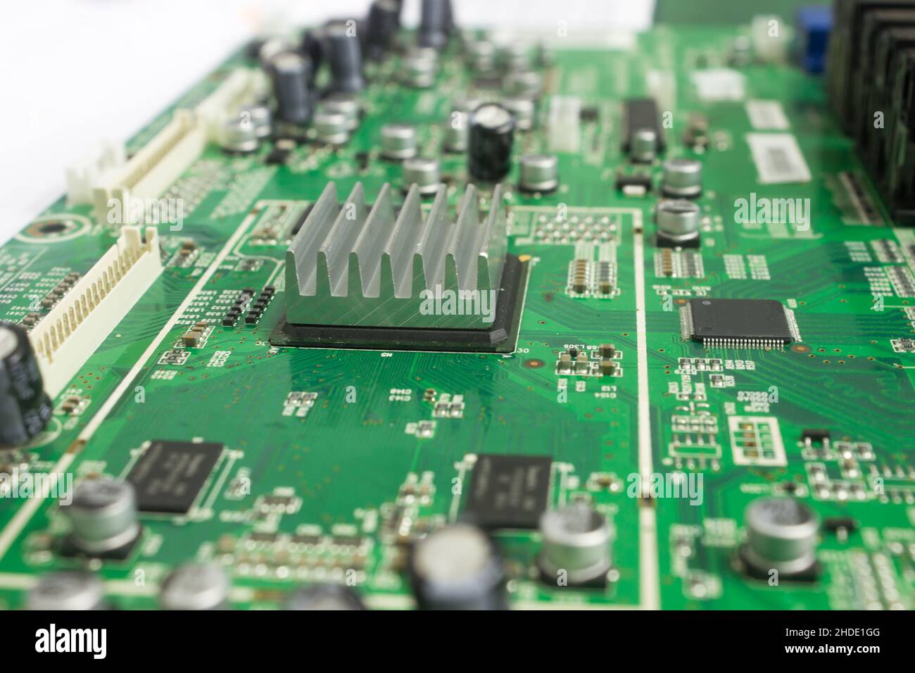Il dissipatore di calore in alluminio sulla scheda elettronica. Foto Stock
