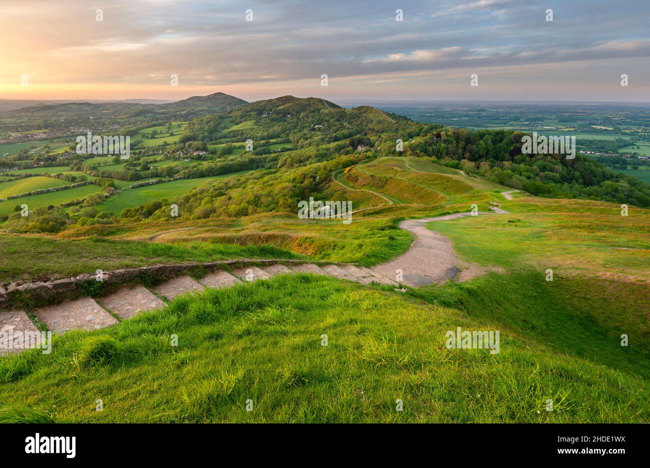 Un'estate sunrise.The sentiero, con gradini sulle pendici più ripide, corre lungo il gambero delle colline di Malvern, con belle vedute attraverso il c circostante Foto Stock
