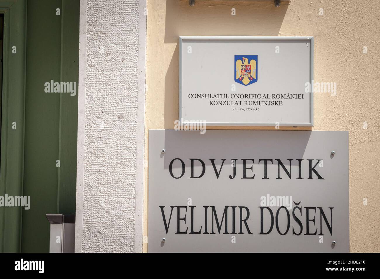 Foto dello stemma della Romania di fronte al loro consolato (consolato) nel  centro di Rijeka, Croazia. È il consolato e il repres ufficiale Foto stock  - Alamy