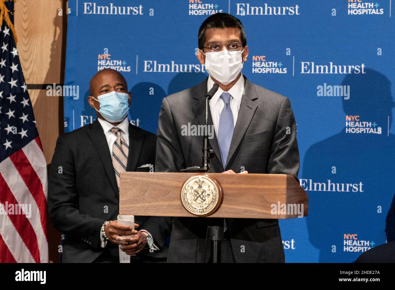 New York, NY - 5 gennaio 2022: Il Dott. Dave A. Chokshi parla durante l'annuncio del sindaco Eric Adams e la disponibilità dei mezzi all'ospedale di Elmhurst Foto Stock