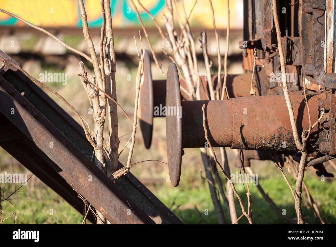 Immagine di un treno ferroviario buffer, vecchio, arrugginito e trascurato. Un buffer fa parte del sistema di accoppiamento paracolpi e catene utilizzato sui sistemi ferroviari Foto Stock
