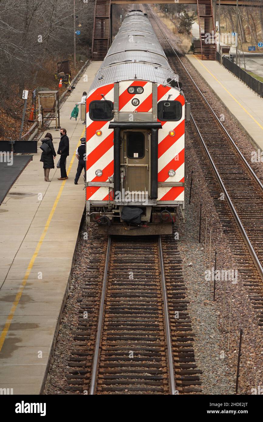 Passeggeri che arrivano alla stazione di Winnetka su un treno per pendolari Metra Union Pacific North da Chicago. Foto Stock