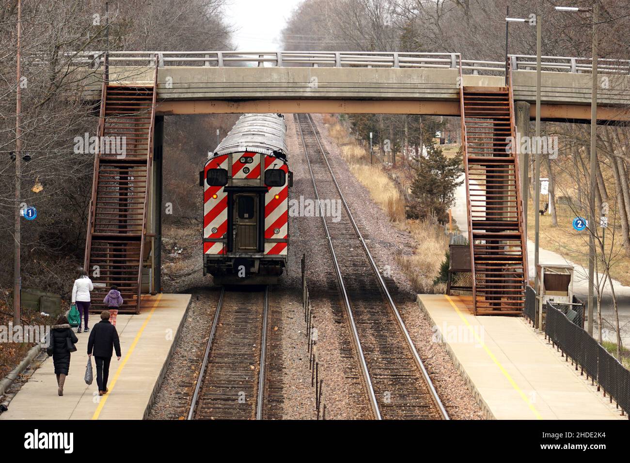 Passeggeri che arrivano alla stazione di Winnetka su un treno per pendolari Metra Union Pacific North da Chicago. Foto Stock