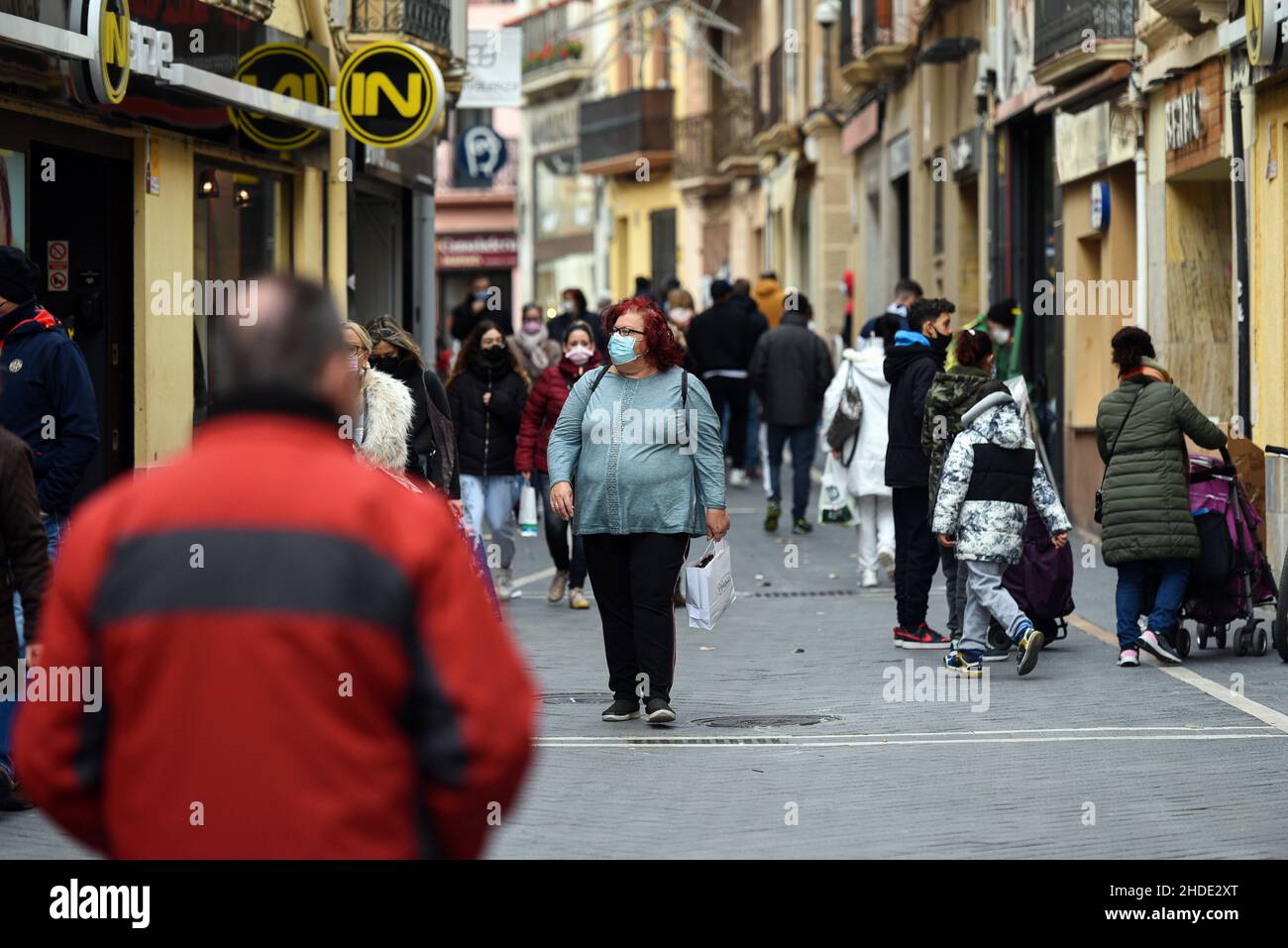 Vendrell, Spagna. 05th Jan 2022. La gente che indossa facemasks come precauzione contro la diffusione di covid-19 passeggiata attraverso l'area commerciale di Vendrell Tarragona.Citizens di Vendrell finalizzare i loro ultimi acquisti dei regali dell'ultima festa di Natale della celebrazione del giorno dei saggi, Rispettare le restrizioni della crisi pandemica aggravata dalla variante di Covid-19 Omicron all'inizio del suo terzo anno con maschere chirurgiche facciali e sicurezza sociale distanza. Credit: SOPA Images Limited/Alamy Live News Foto Stock