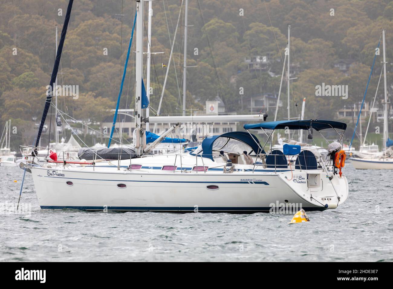 Bavaria 42 Cruiser yacht ormeggiato nelle acque di Pittwater, Sydney, NSW, Australia Foto Stock