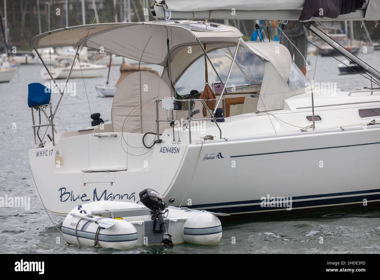 Hanse 370 yacht a vela ormeggiato a Pittwater Sydney con tender gonfiabile legato a poppa, Sydney, Australia Foto Stock