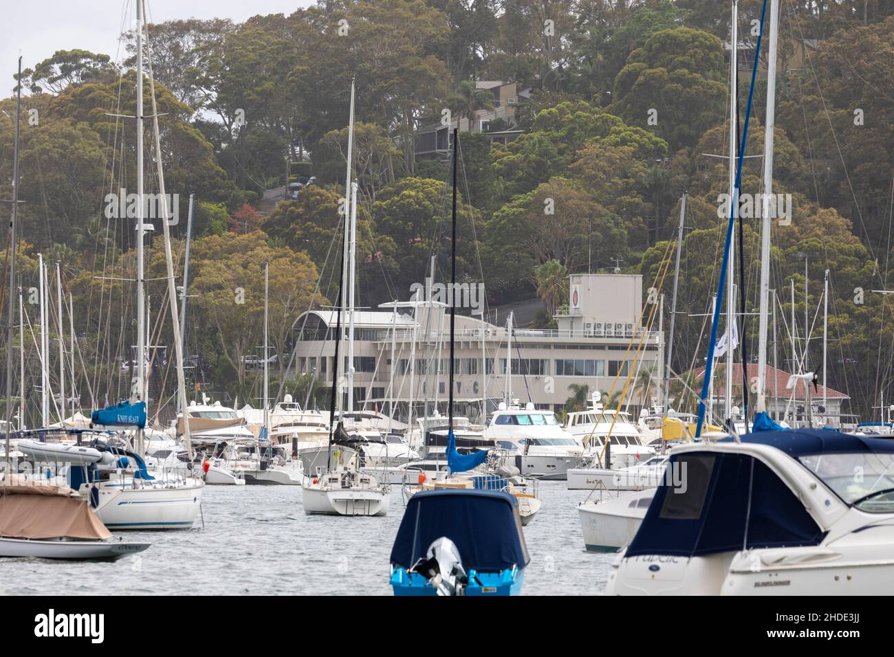 Royal Motor Yacht Club a Newport su Pittwater e barche ormeggiate vicino, Sydney, NSW, Australia Foto Stock