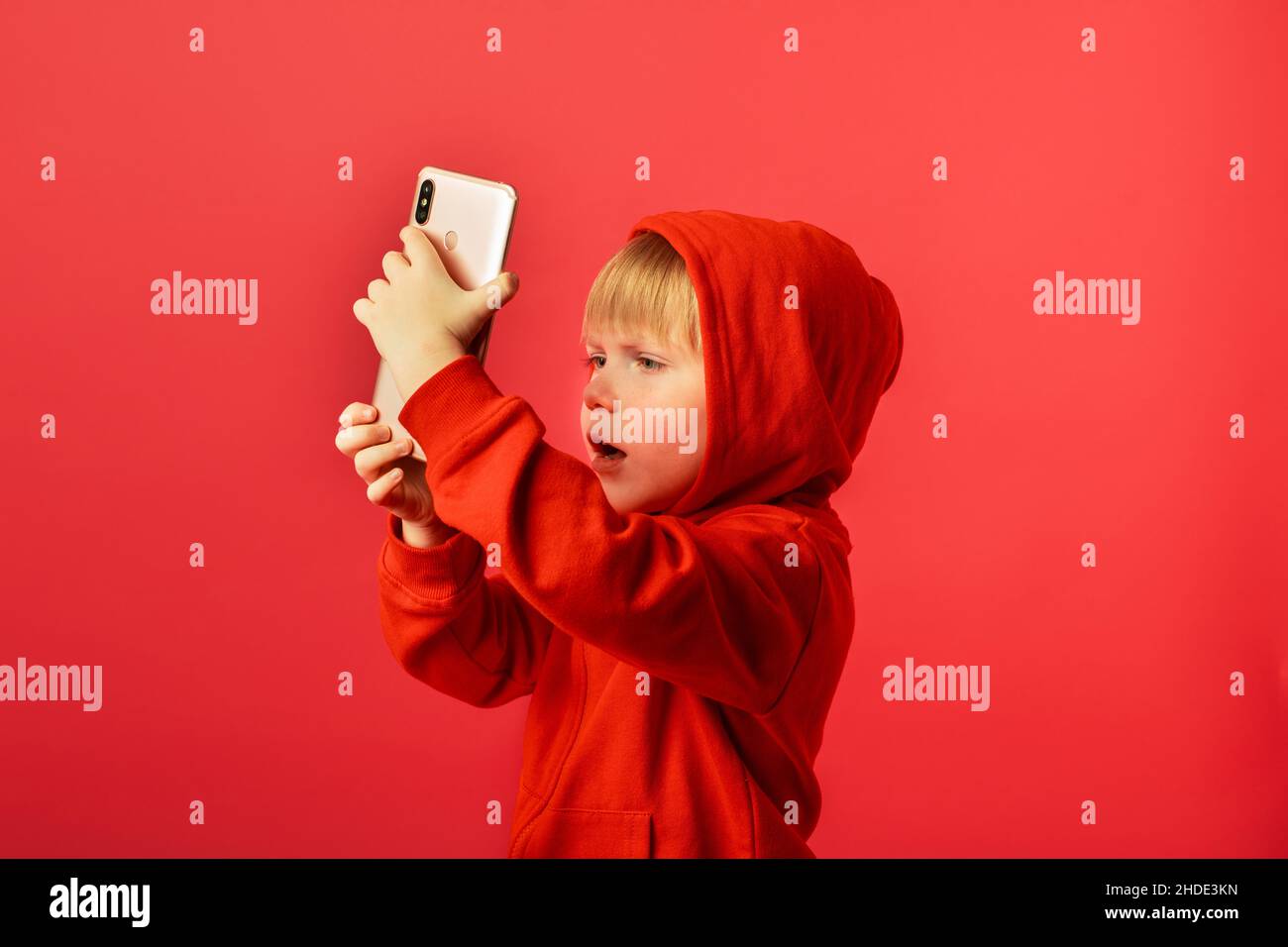 Bambini bambini bambini bambini bambini bambini bambini bambini bambini bambini che giocano al telefono. Concetto di tempo libero per bambini moderni asilo. Foto Stock