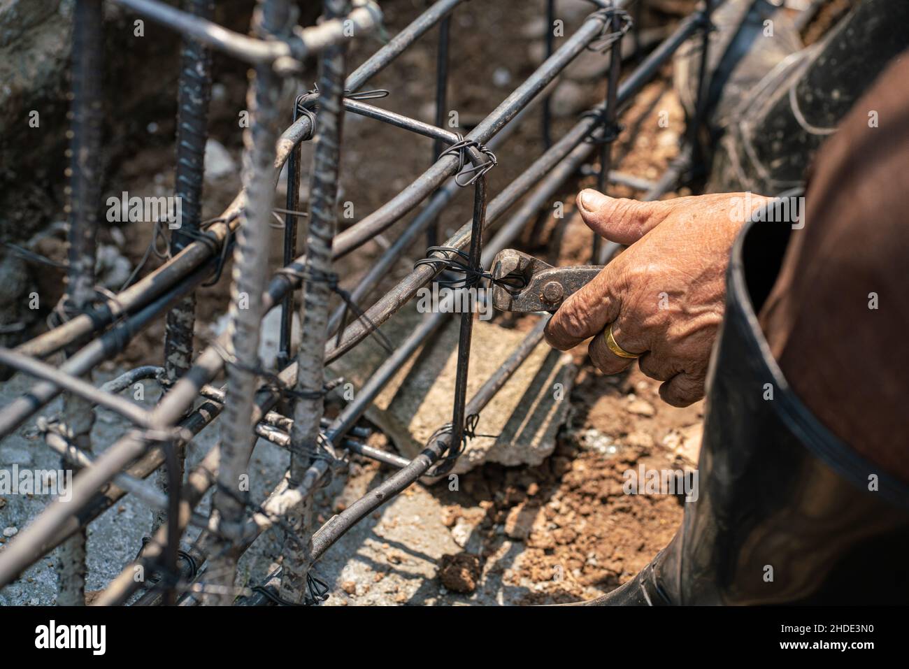 Palo in calcestruzzo con costruzione in metallo RB casa in cemento muro cantiere Foto Stock