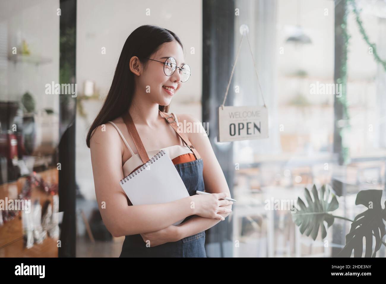 Ritratto di Woman barista caffè proprietario sorriso mentre caffè aperto. Concetto di impresa del venditore dell'imprenditore di PMI. Foto Stock
