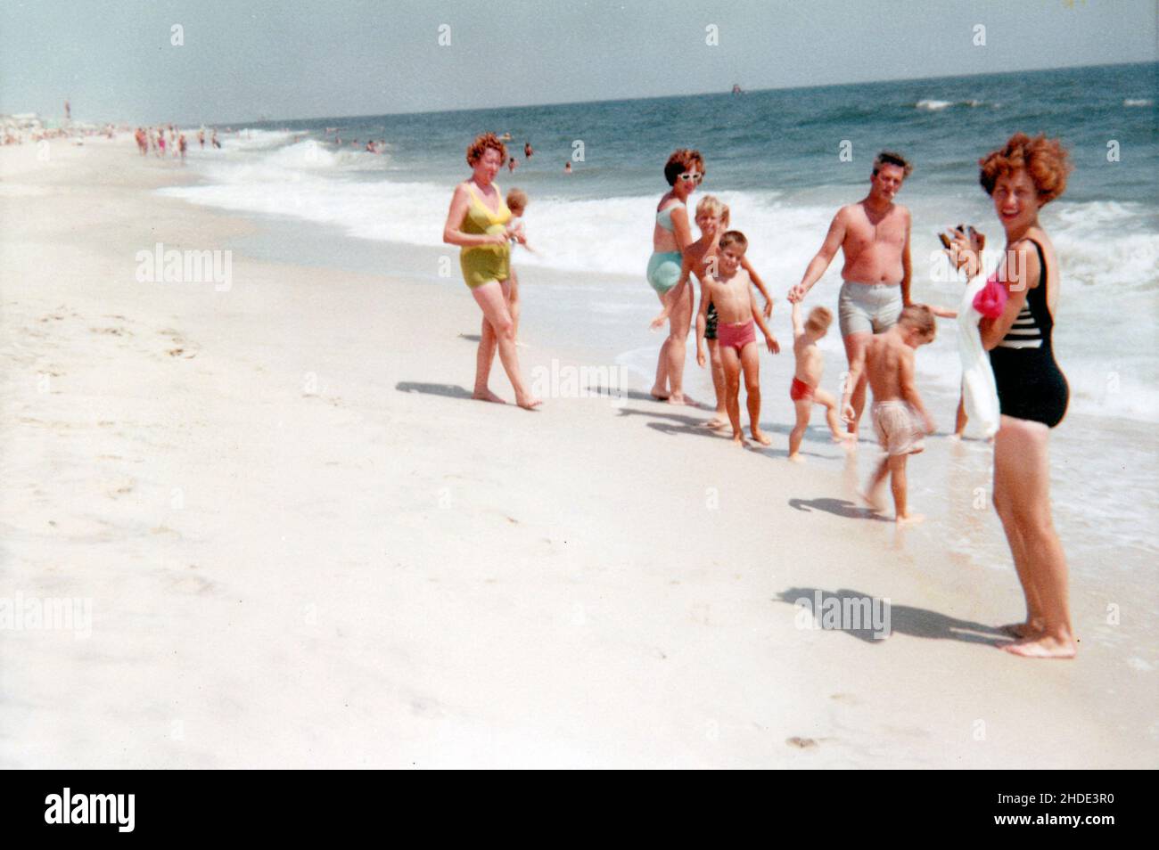 Famiglie sulla spiaggia a Ocean City, Maryland, circa 1970 Foto Stock