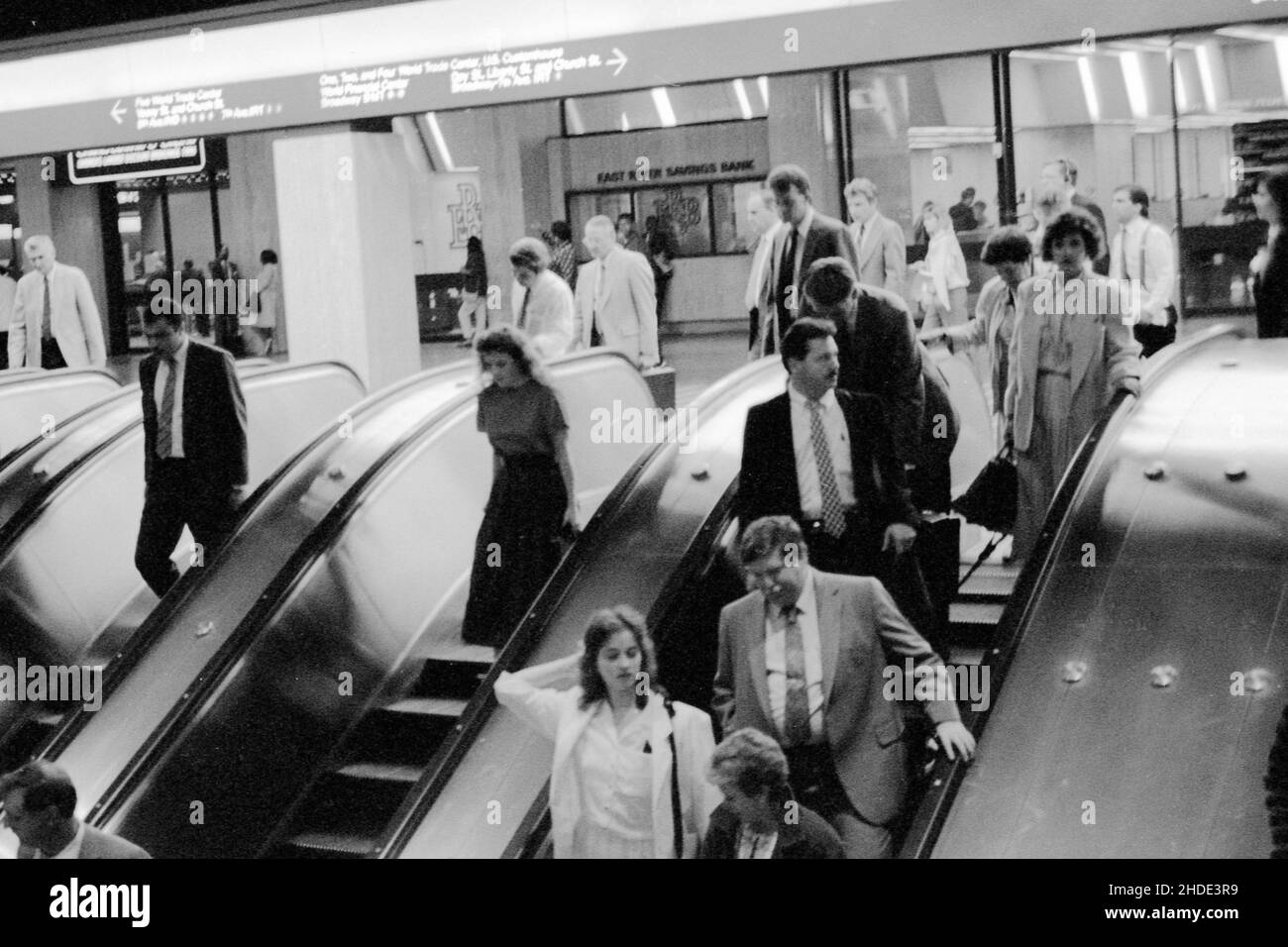 Persone che scenderanno la scala mobile nel World Trade Center nel 1989 Foto Stock