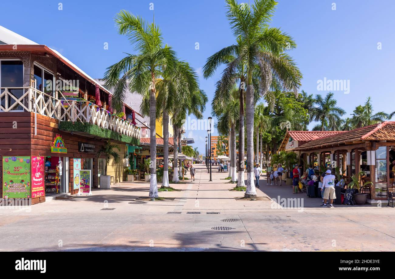 San Miguel de Cozumel, Cozumel, Messico, 12 ottobre 2021: San Miguel de Cozumel, Messico, Central Plaza e colorate strade del centro città coloniale durante i mesi di punta di alta stagione turistica Foto Stock