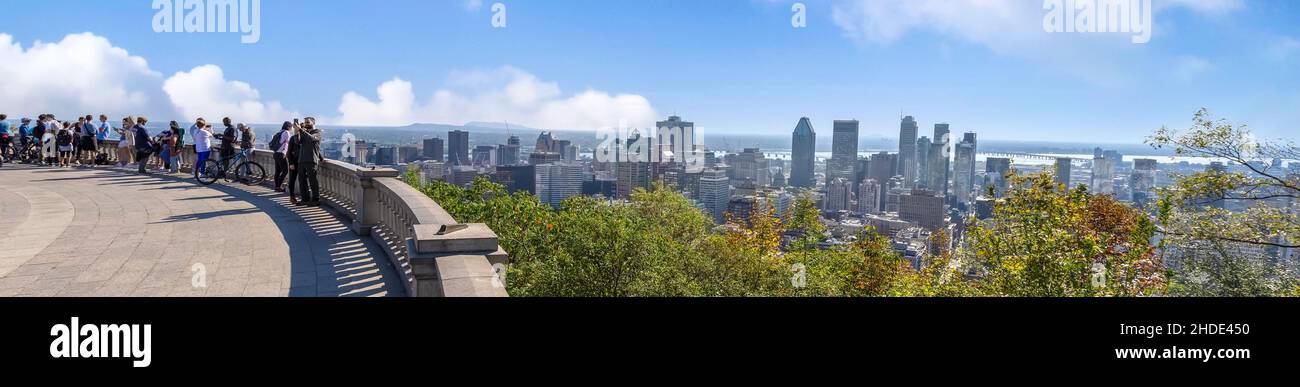 Montreal, Canad, 10 settembre 2021: Belvedere panoramico Monte Royal, Chalet Mont Royal, un punto panoramico che sovrastano lo skyline del centro di Montreal, una delle principali attrazioni turistiche Foto Stock