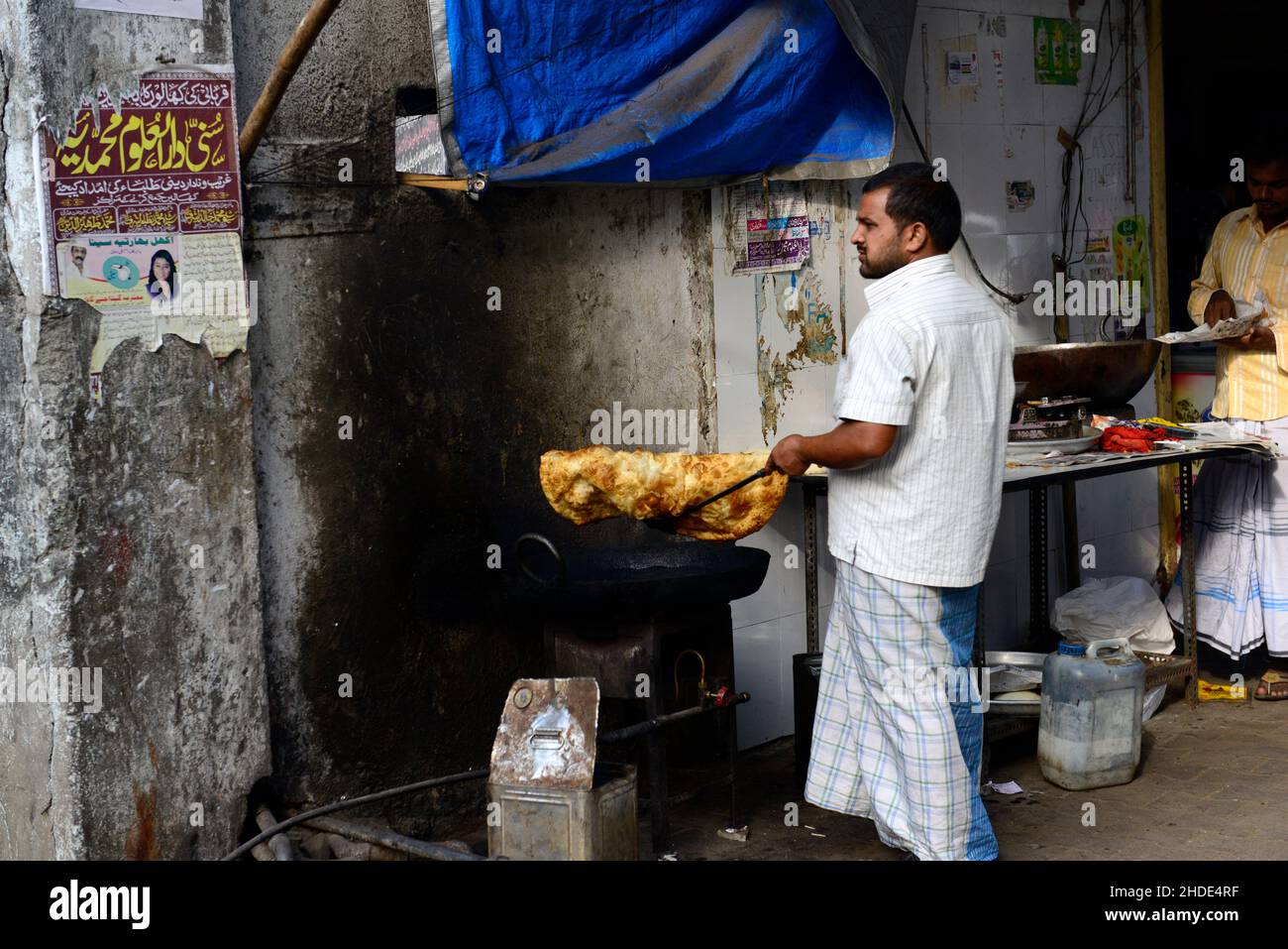 Friggere un Bathura (pane puri gigante) a Mumbai, India. Foto Stock