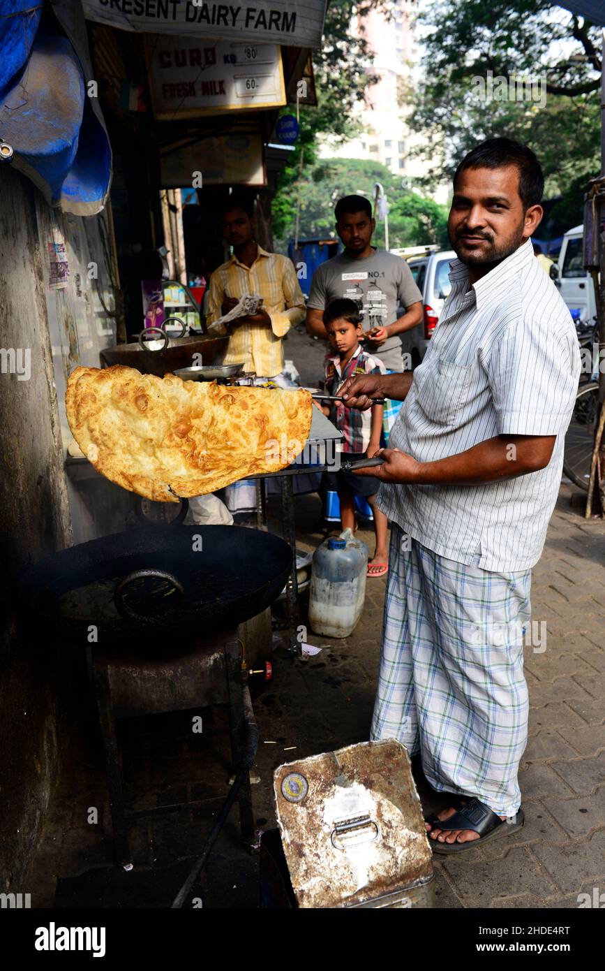 Friggere un Bathura (pane puri gigante) a Mumbai, India. Foto Stock