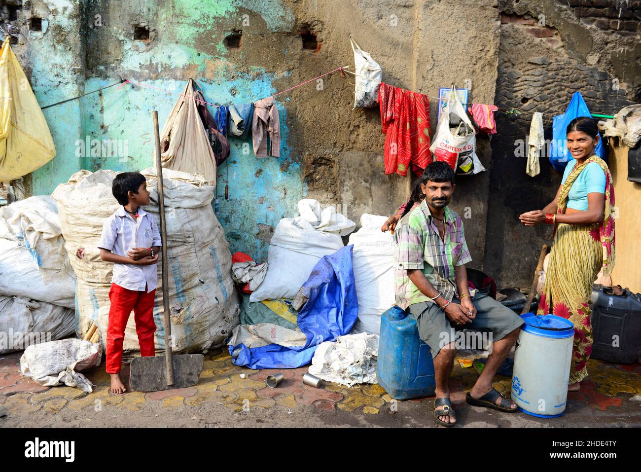 Una famiglia locale che vive in una piccola casa in una strada a Mumbai, India. Foto Stock