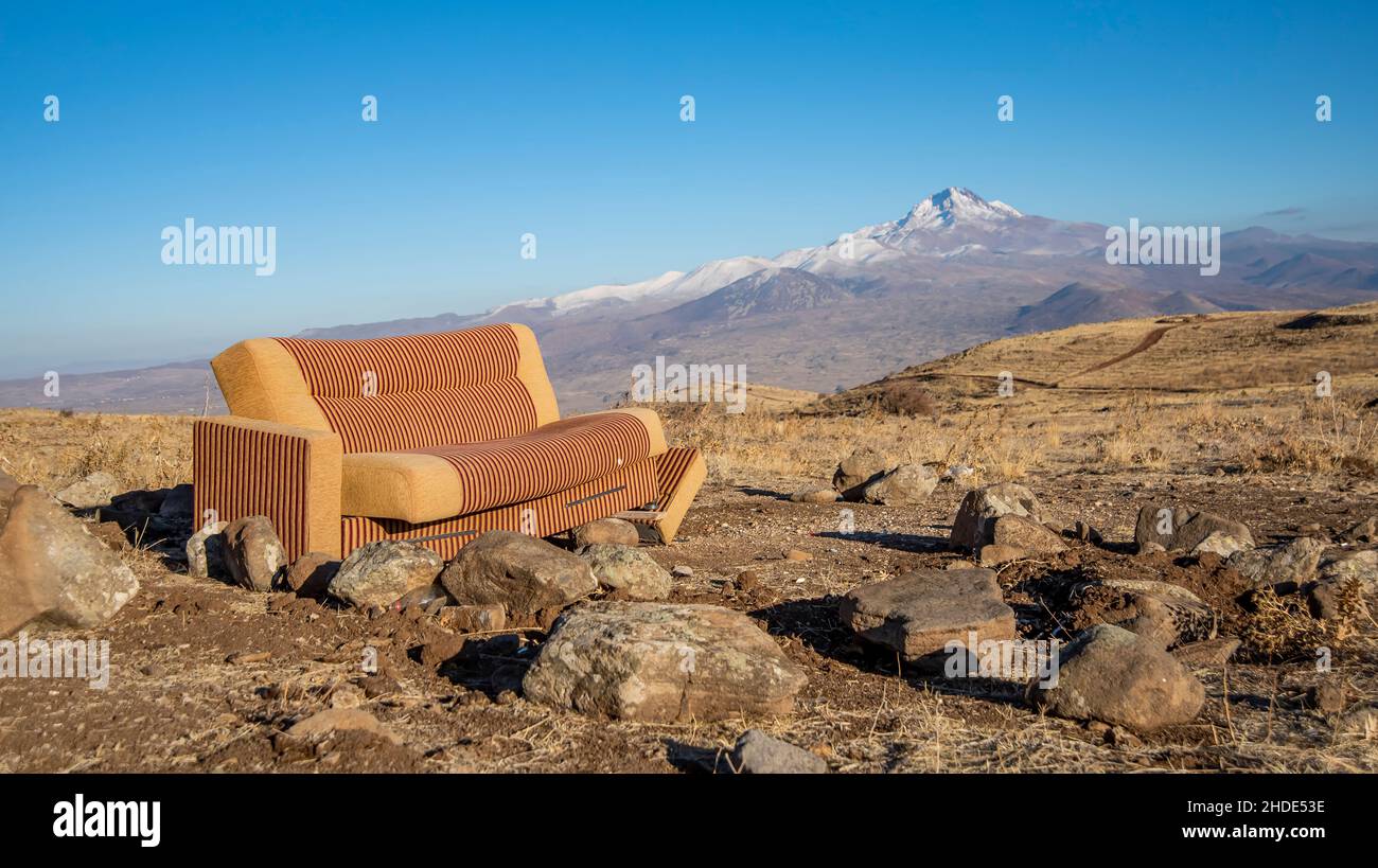 Divano sul campo roccioso con il bellissimo Monte vulcanico Erciyes sullo sfondo in Turchia Foto Stock